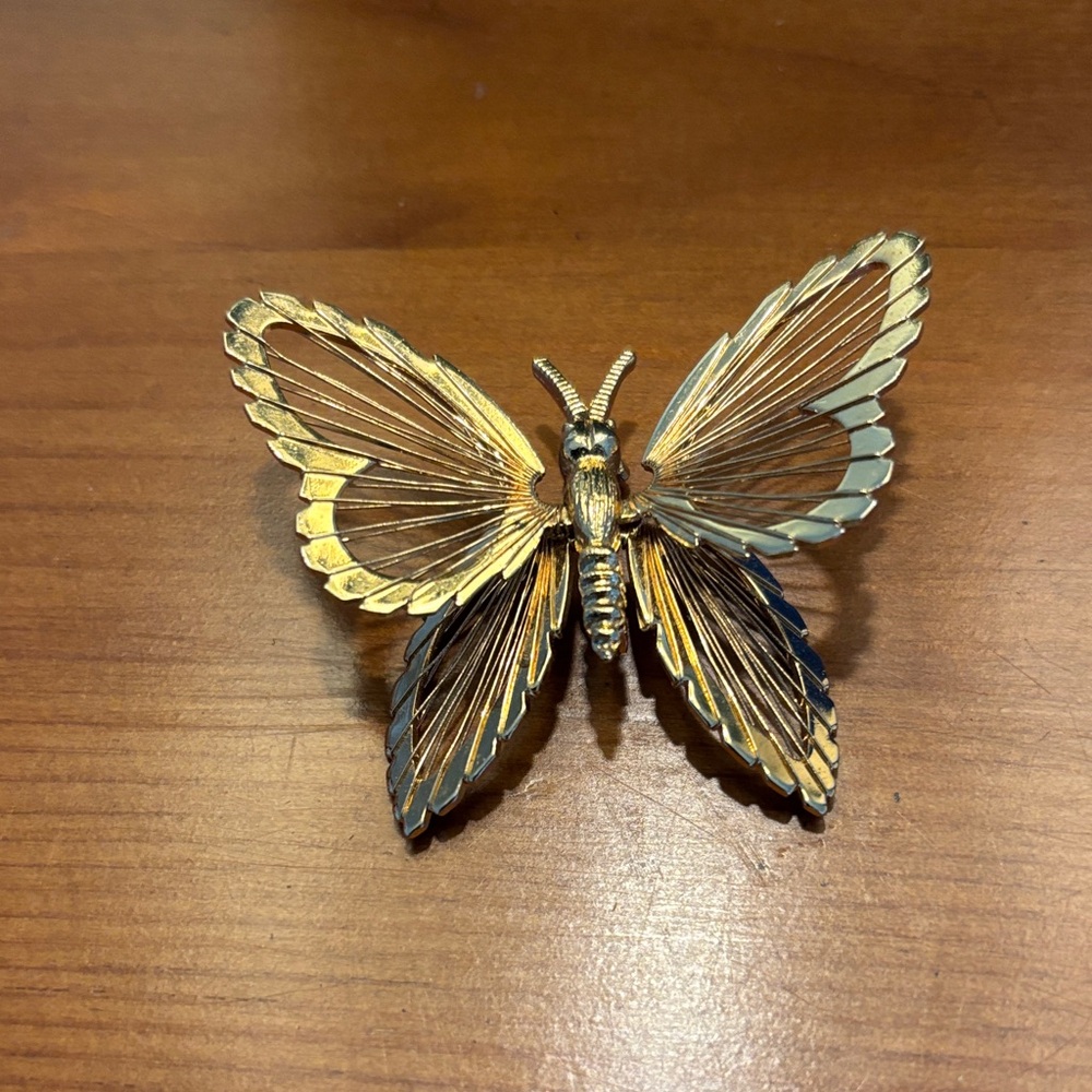 VINTAGE Fashion Jewelry Monet Butterfly Brooch Pin Gold Tone MCM Ornate Wings